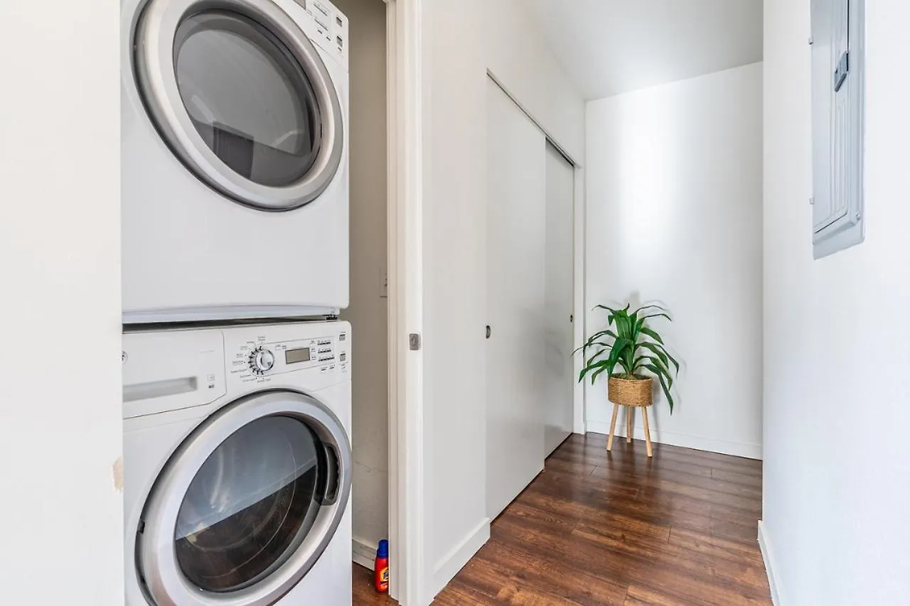 Close Downtown Modern Apartment - Pet Friendly, Wifi, Rooftop Views Seattle