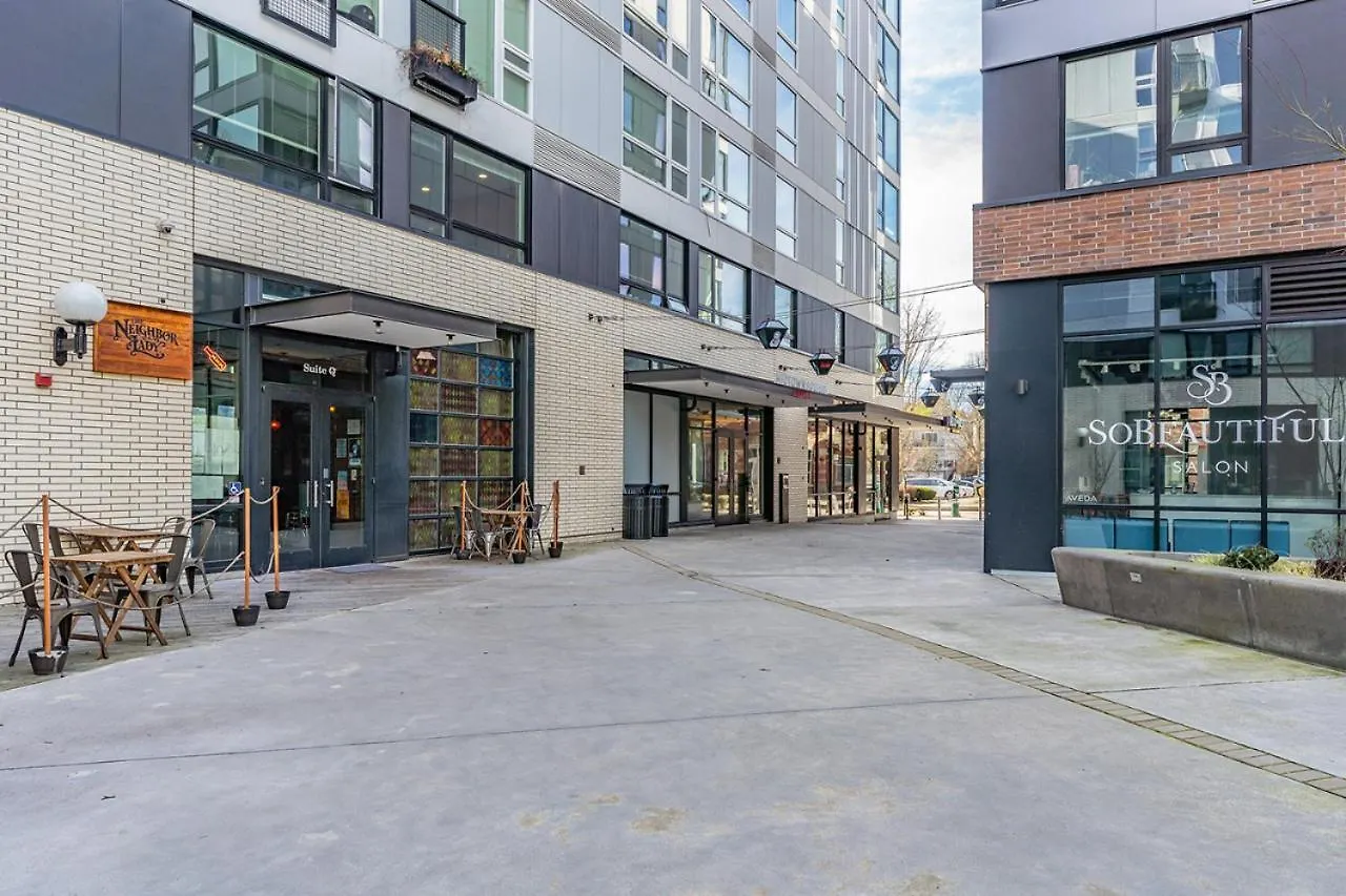Close Downtown Modern Apartment - Pet Friendly, Wifi, Rooftop Views Seattle