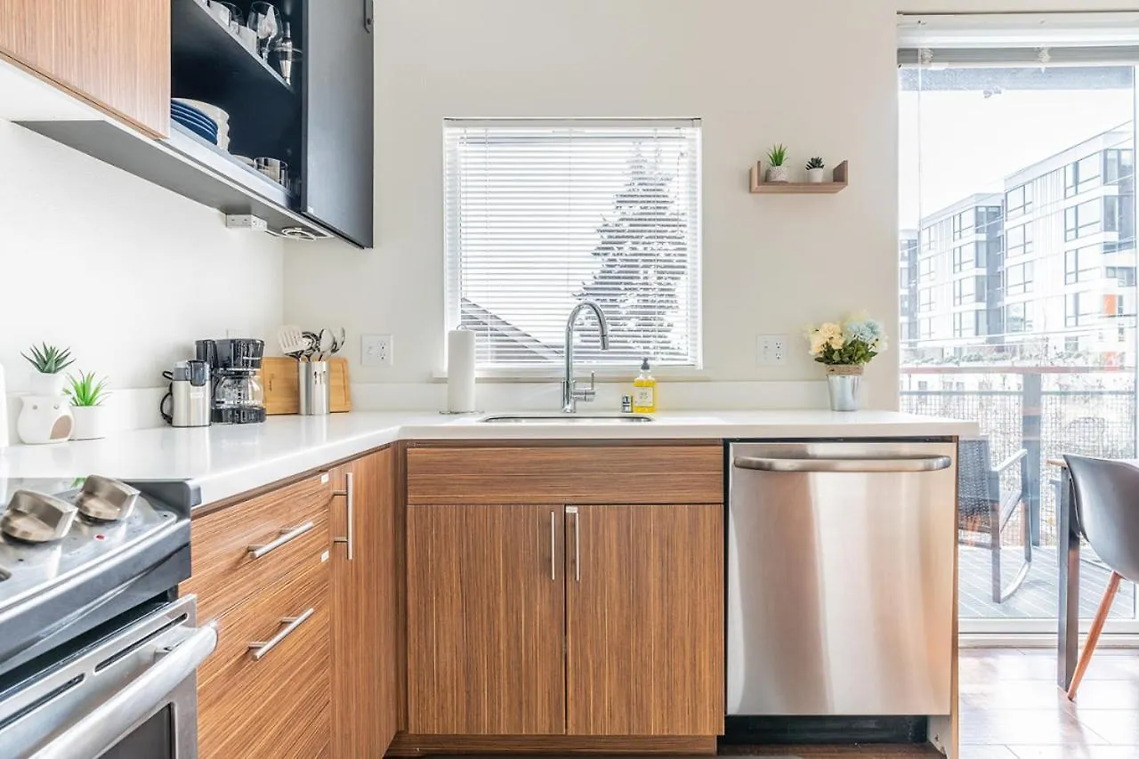 Close Downtown Modern Apartment - Pet Friendly, Wifi, Rooftop Views Seattle United States