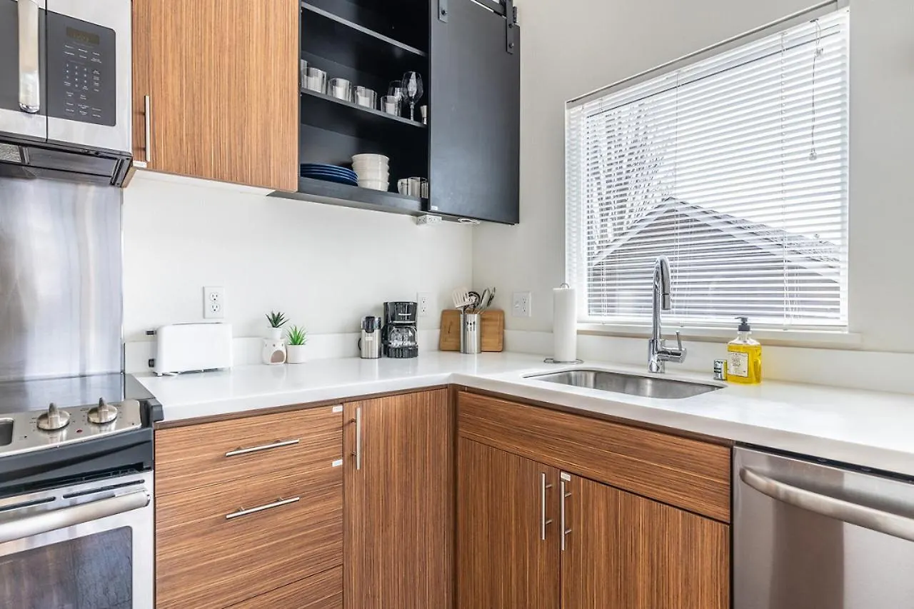 Close Downtown Modern Apartment - Pet Friendly, Wifi, Rooftop Views Seattle