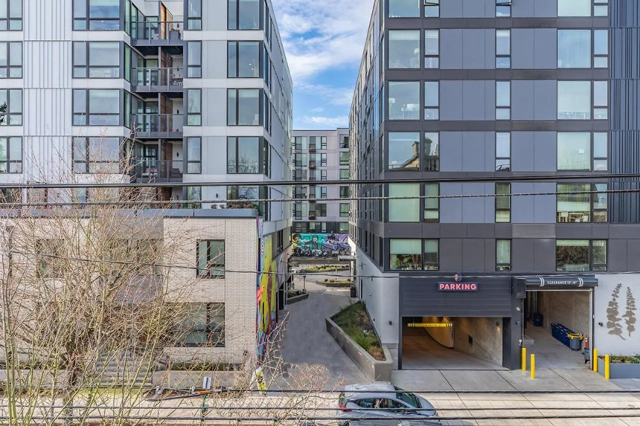 Close Downtown Modern Apartment - Pet Friendly, Wifi, Rooftop Views Seattle