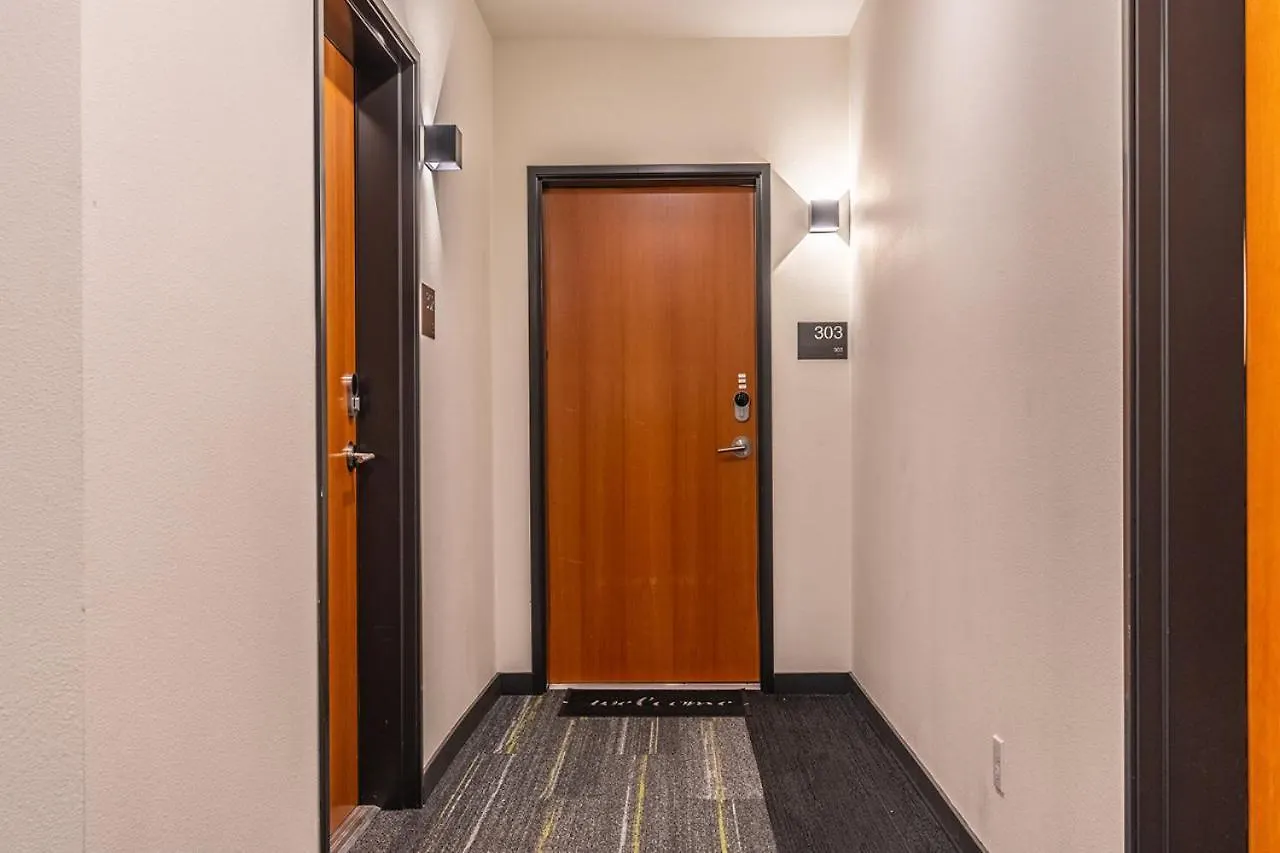 Close Downtown Modern Apartment - Pet Friendly, Wifi, Rooftop Views Seattle