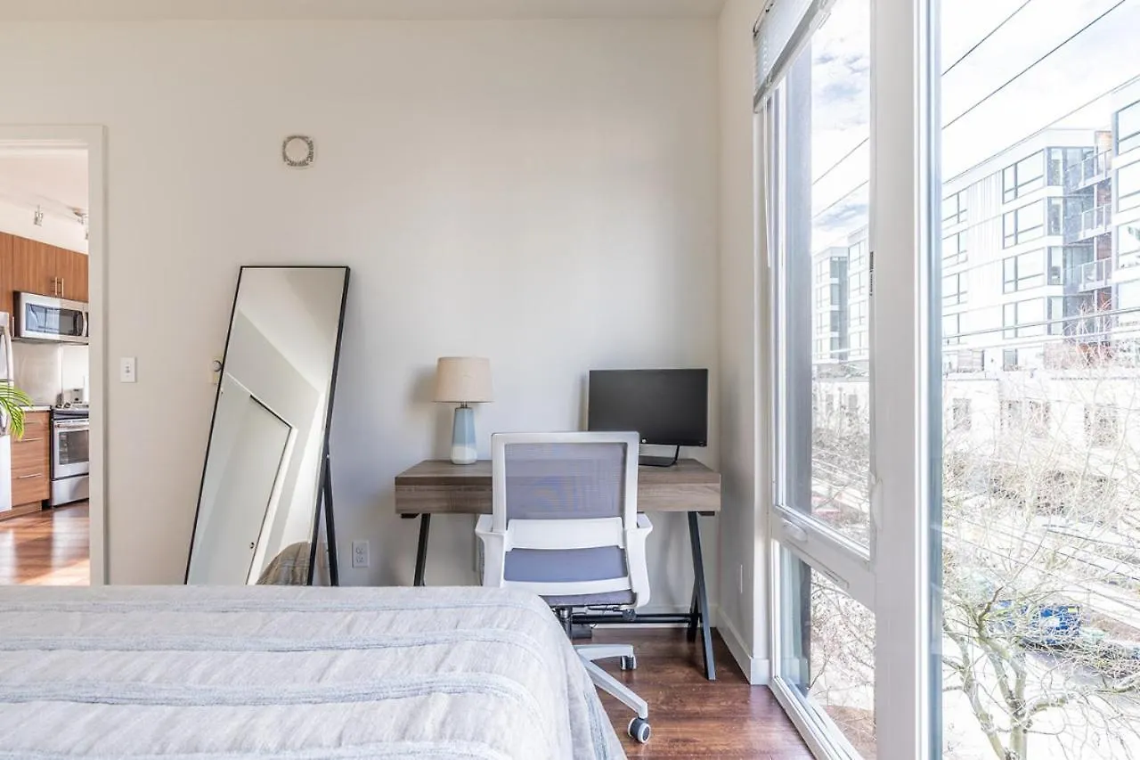 Close Downtown Modern Apartment - Pet Friendly, Wifi, Rooftop Views Seattle