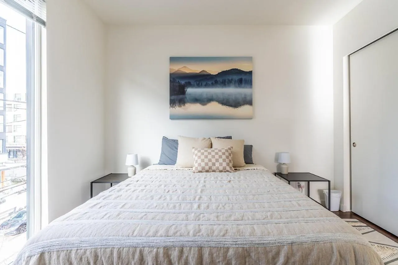 Close Downtown Modern Apartment - Pet Friendly, Wifi, Rooftop Views Seattle United States