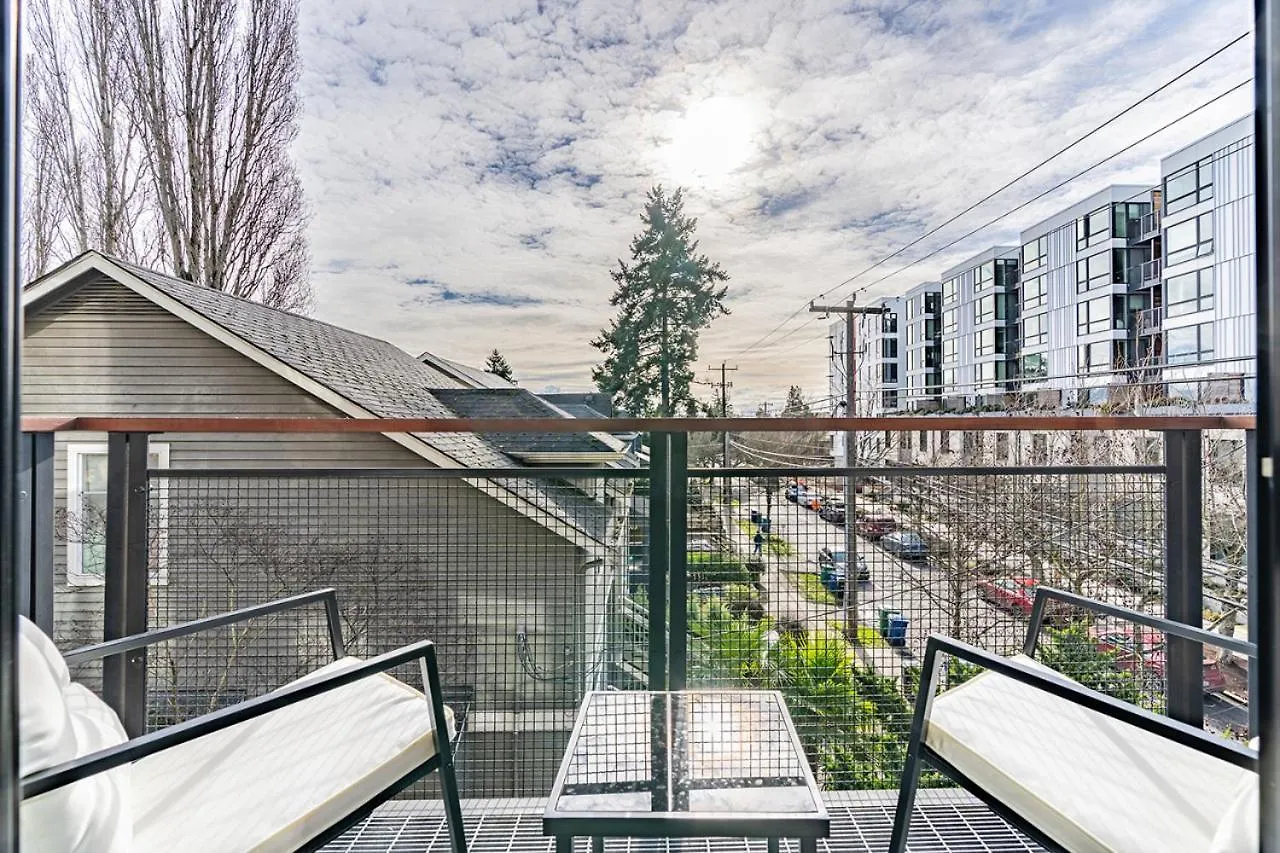 Close Downtown Modern Apartment - Pet Friendly, Wifi, Rooftop Views Seattle