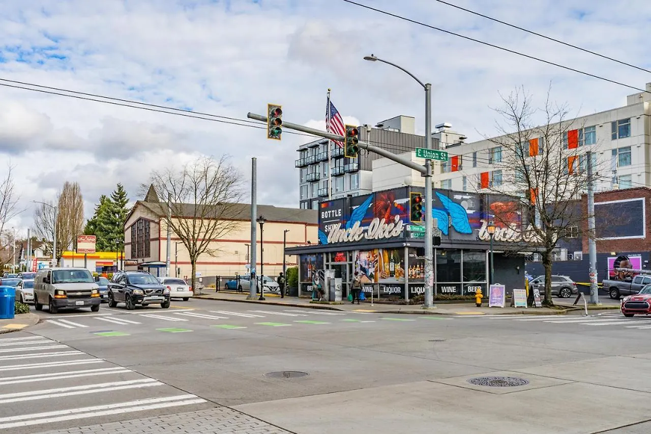 Close Downtown Modern Apartment - Pet Friendly, Wifi, Rooftop Views Seattle